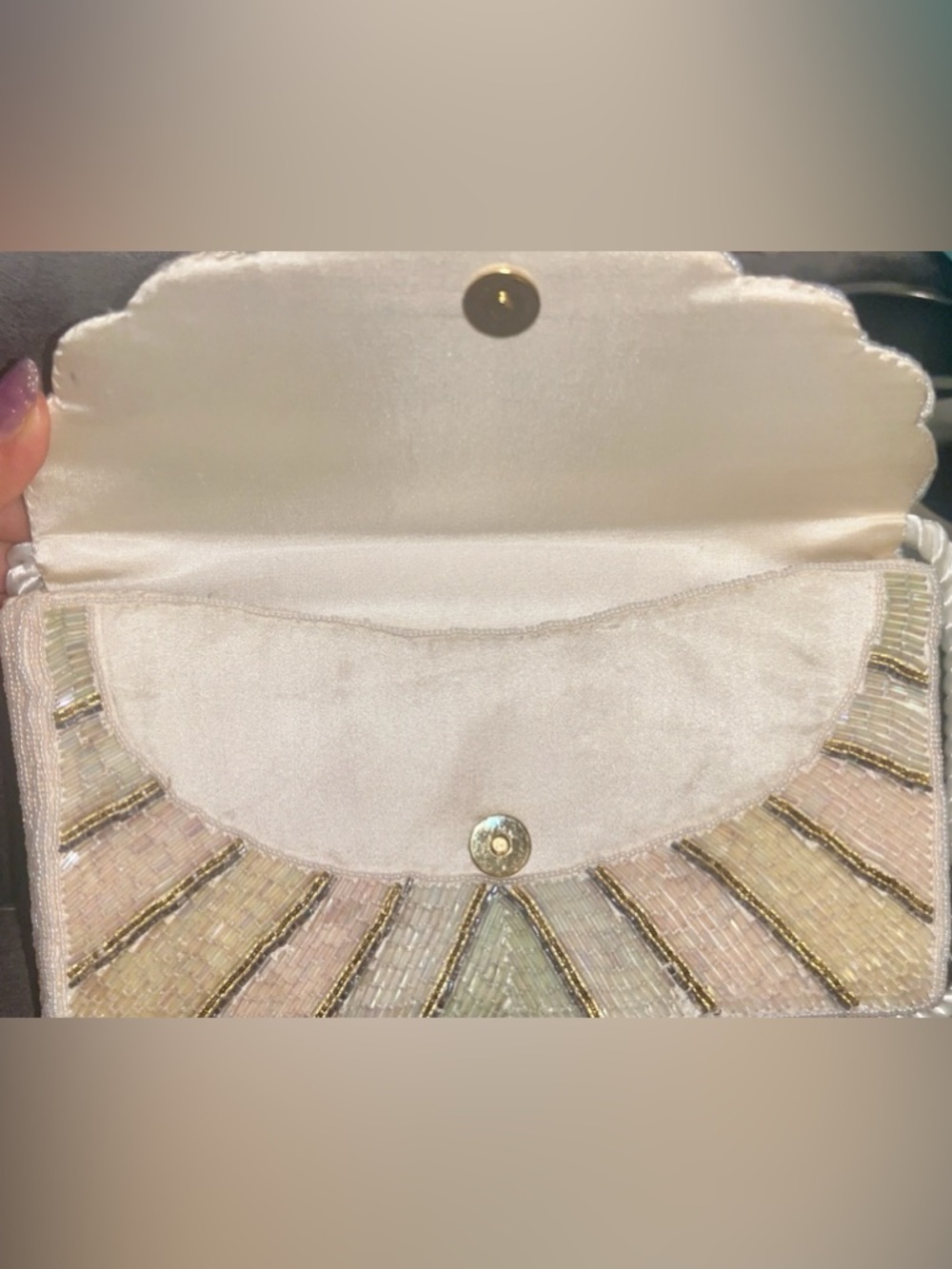 La Regale Pearl and Gold Beaded Shell-Pattern Clutch - Picture 3 of 4